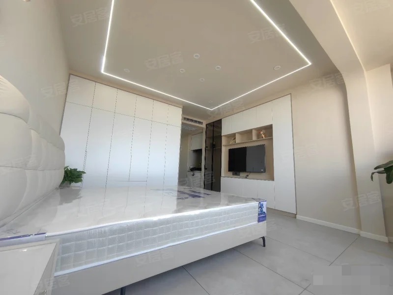 117，商城附近，电梯11楼，全新装修一天未住，手付万把块钱，证满二，全屋品牌