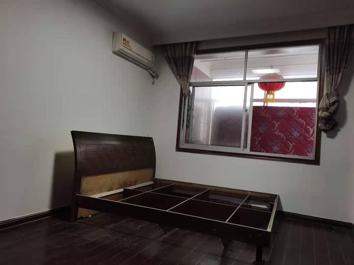 对面是富迪，好楼层，南北通透， 是送地下车库， 售70万元