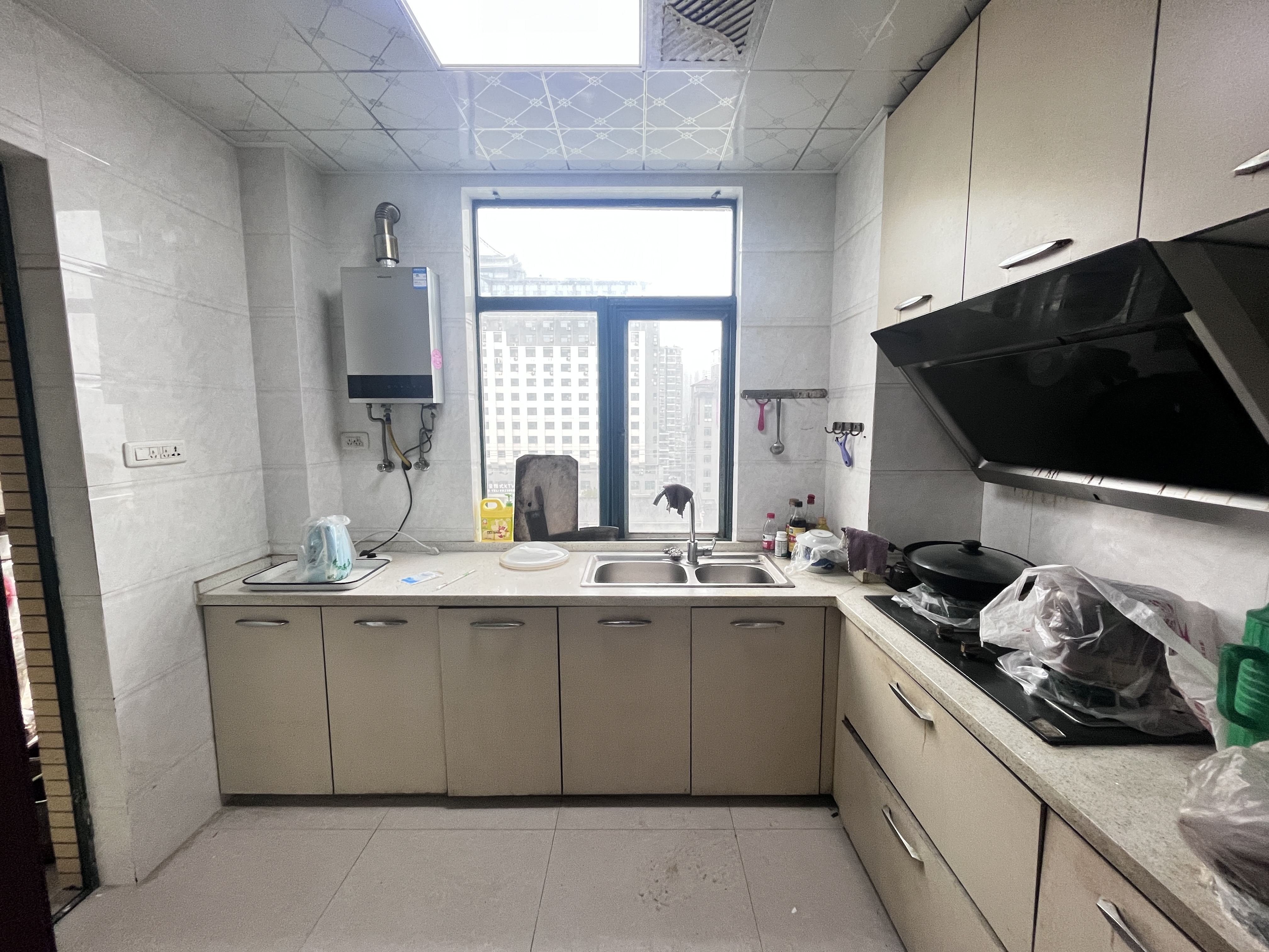 新城一号.简装三房边户.证件满二.看房方便