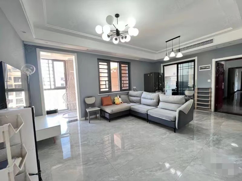 143，诚心出售，森‮国林‬际城， ​凤凰楼层，湖‮小景‬边户，精装‬三房， ​拎‬包住