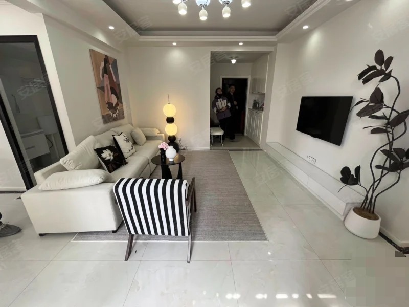 捡漏，城南，一中‬对面！翰墨苑，‮高小‬层，单价‬4800+，电梯好‬楼层12楼，精装‮三大‬房！满五