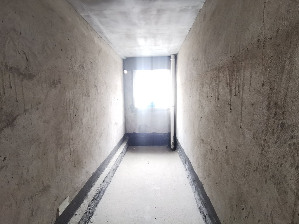 香岸华府.毛坯大三房好楼层.南北通透前后无遮挡.看房方便诚意出售