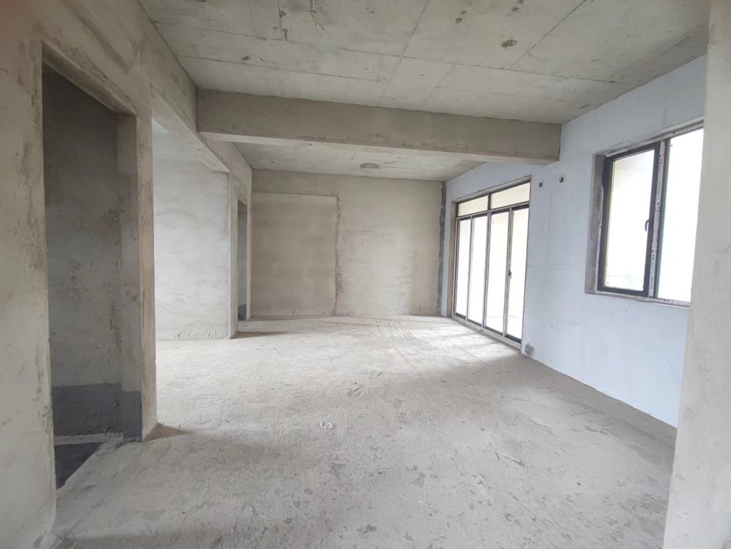 环球广场.毛坯三房.中间楼层.看房方便