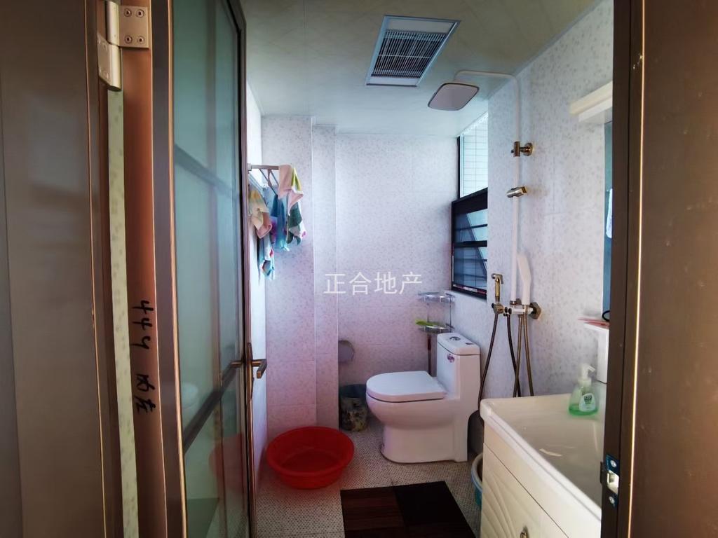 四中旁，精装三房两卫，电梯小高层，单价4千多，业主急售，