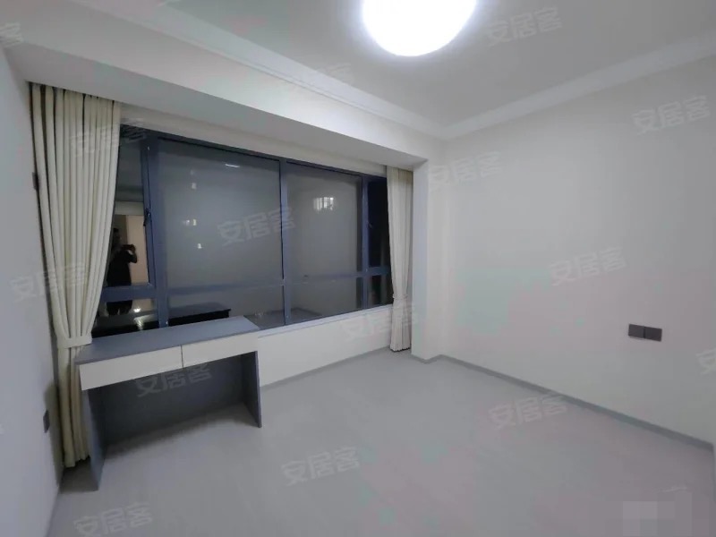 城西，精装大四房，双‬阳台，电梯小高层，全新装修，证满二