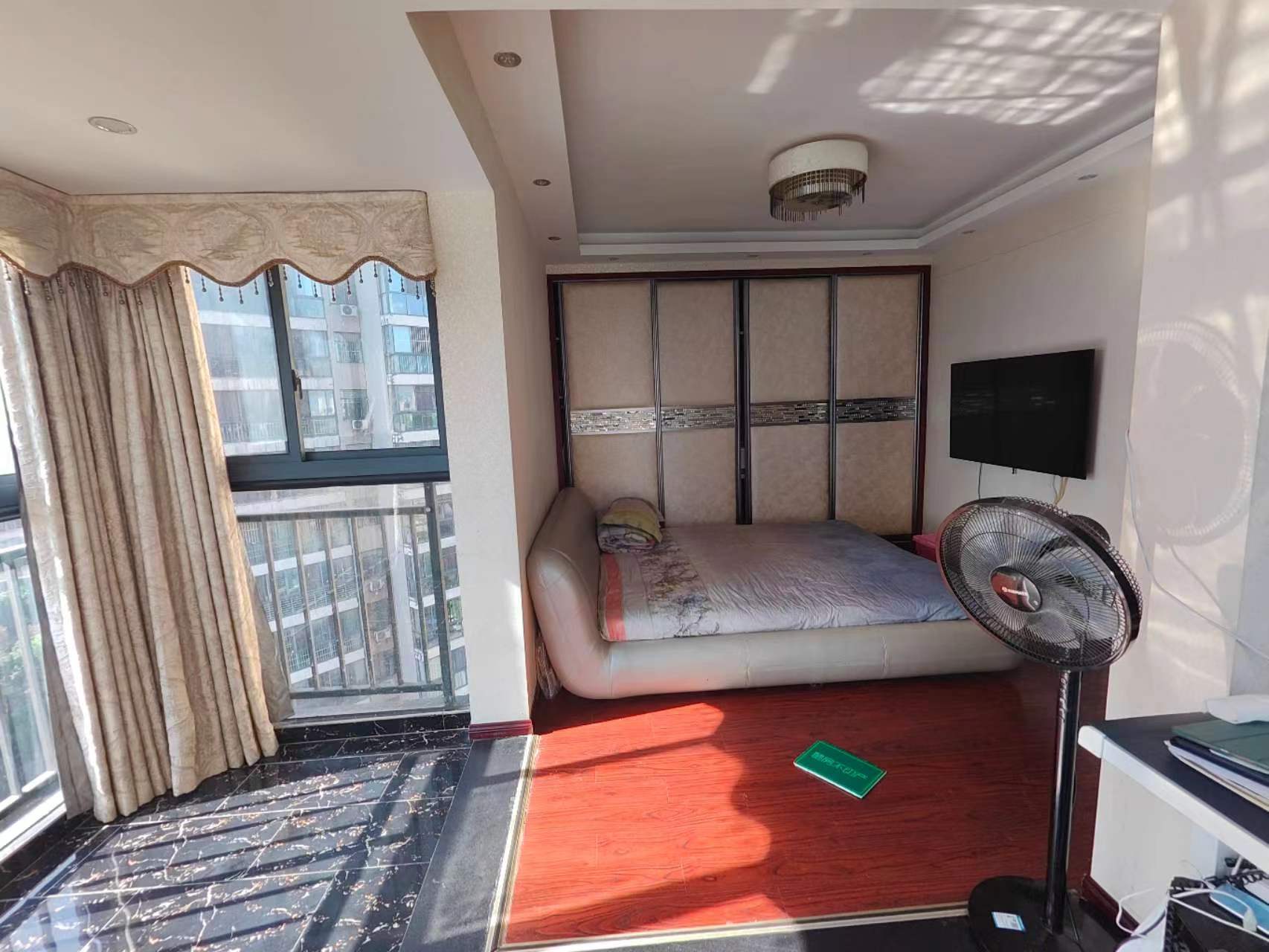 圣淘沙精装大两房通风好三面采光，双阳台，业主诚意出售，优质的吓人可以上公立嶨校，实验幼儿园，实验小穴，老三忠