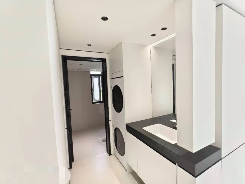 亏本出售，城南，蓝天花园。大平层，精装四房，全新装修，一梯一户，