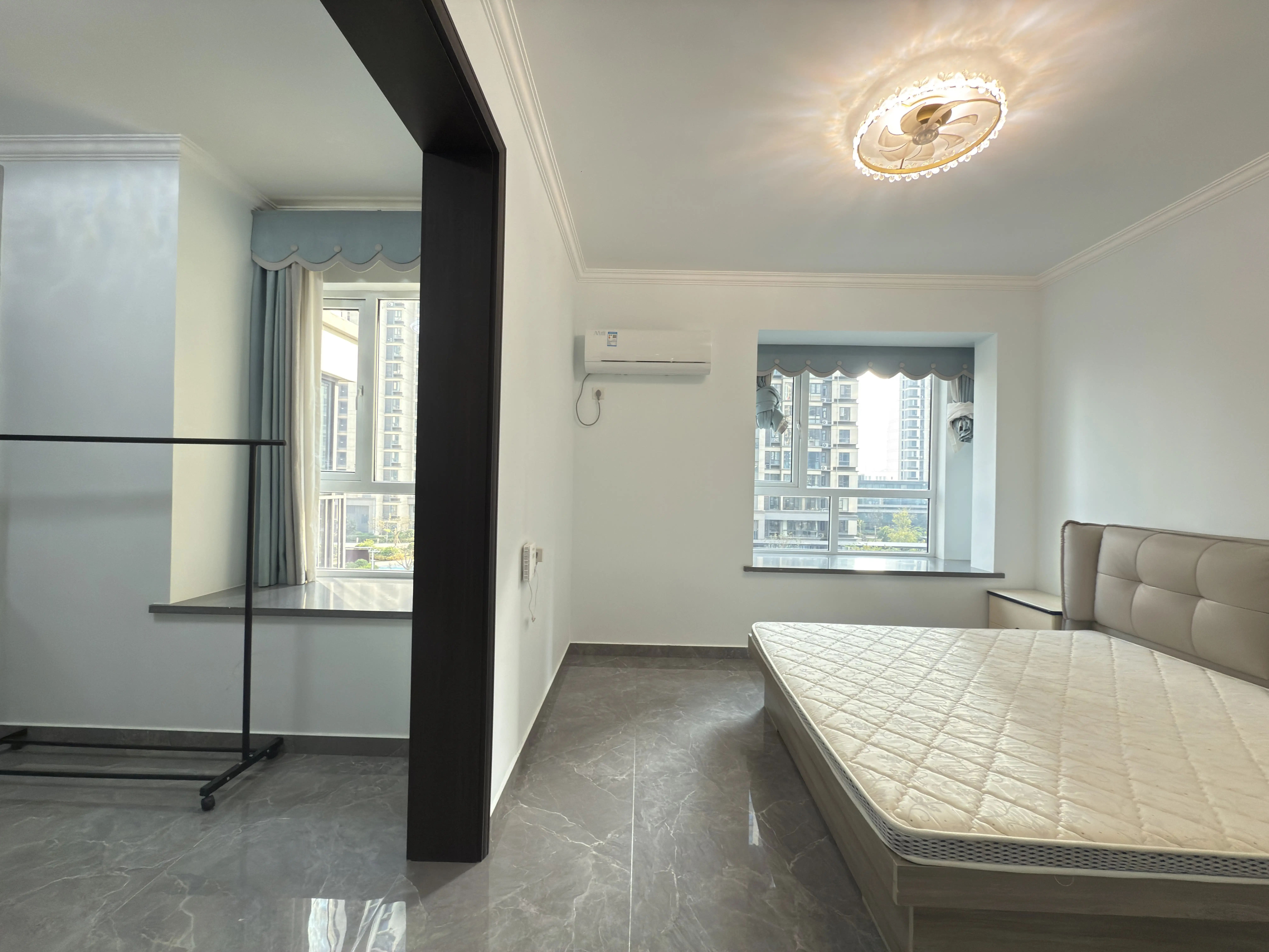 风和日丽，精装四房，全新装修，南北双阳台，单价5千多，证满二