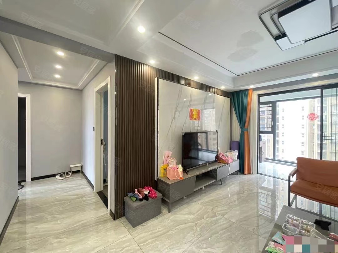 房东诚心出售，锦绣江山三期，东边户，南北双阳台，9成新装修，家电全送，拎包入住