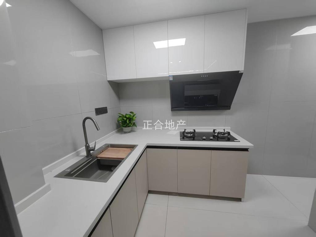 急售，城南，颐和公馆，电梯好楼层，全新精装三房二卫，证满五，诚心出售