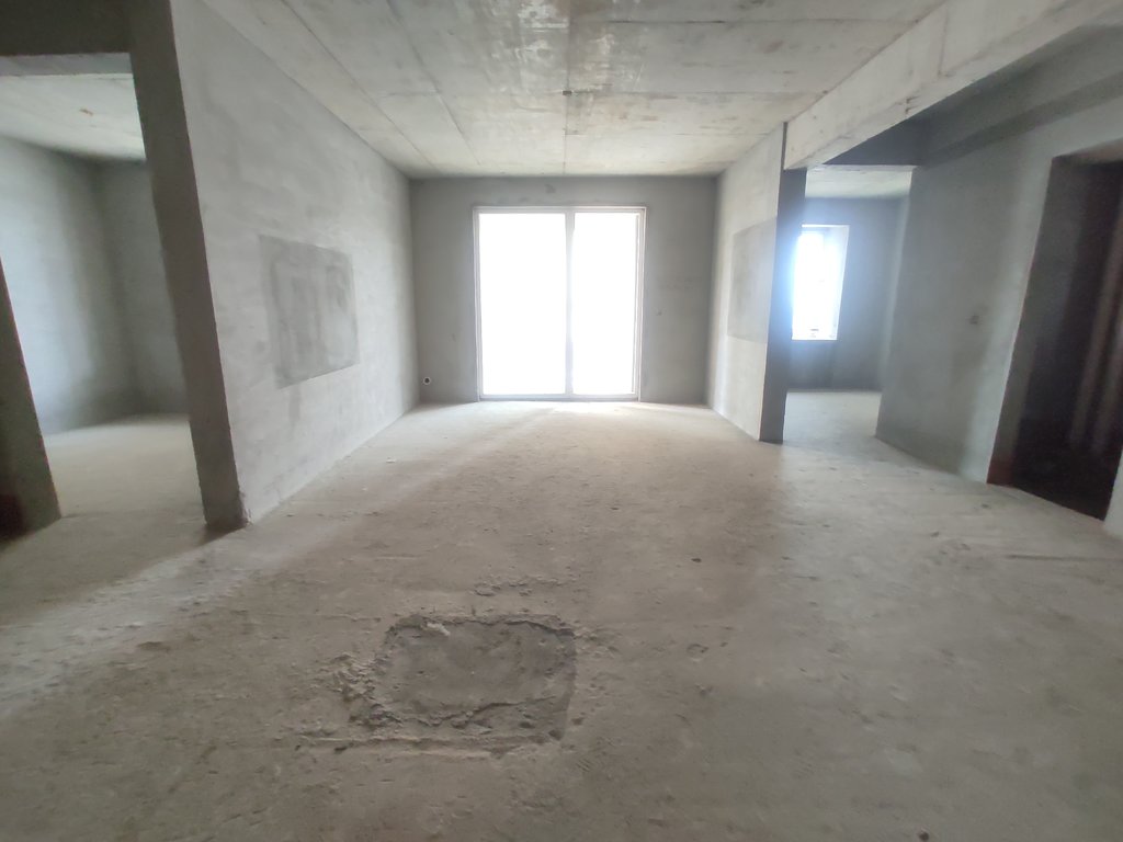 满庭春.毛坯三房中间楼层.小区环境好.出行方便