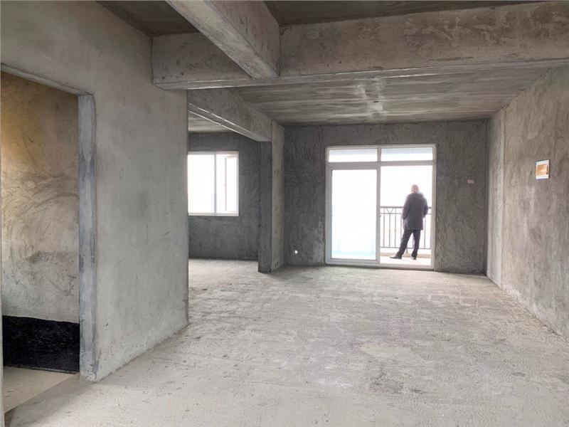 锦绣江山，毛坯三房，想怎么装就怎么装，可以按揭，单价5000一点