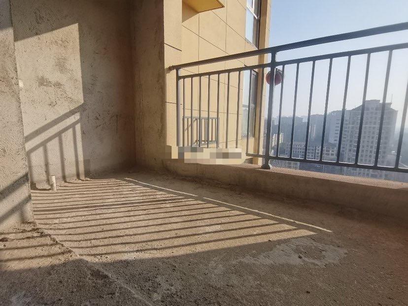 城西妇幼旁，沔阳悦府边户毛坯三房，证件满二，捡漏单价4900还带车位！！速度来！！！