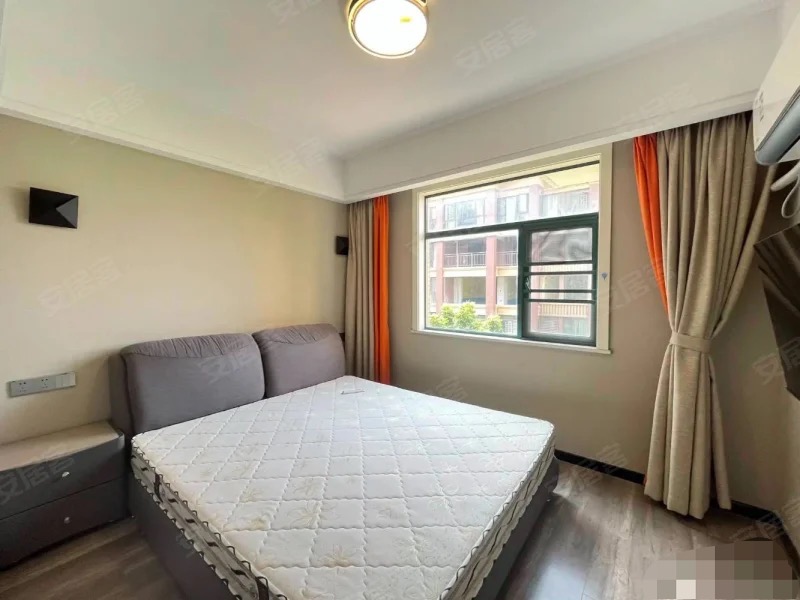 捡漏，城南新城壹号五期，小高层，两梯三户，精装3房2卫边户，单价5400+，9成新，房东诚心出售，