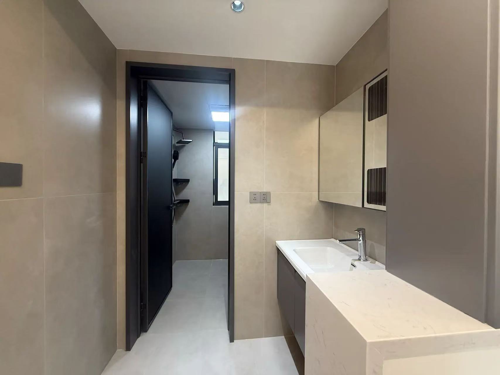 新城壹号-新街，电梯8楼，精装三房两卫，业主诚心卖，价格看中可以谈❗️