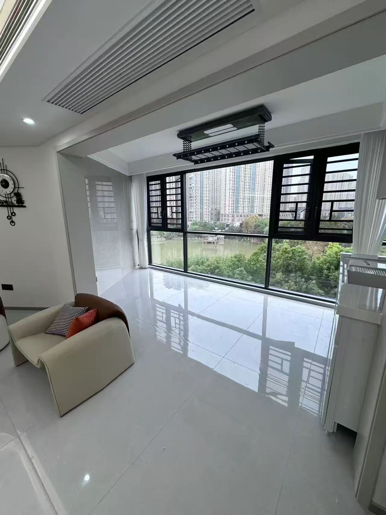 城南，城市丽景湖景房，电梯好楼层，单价5200，全新精装三房二卫，证满二