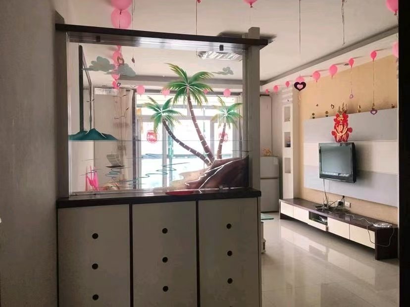 捡漏，新天地广场旁，步梯三楼，精装三房两卫，楼龄新 ，三十几万