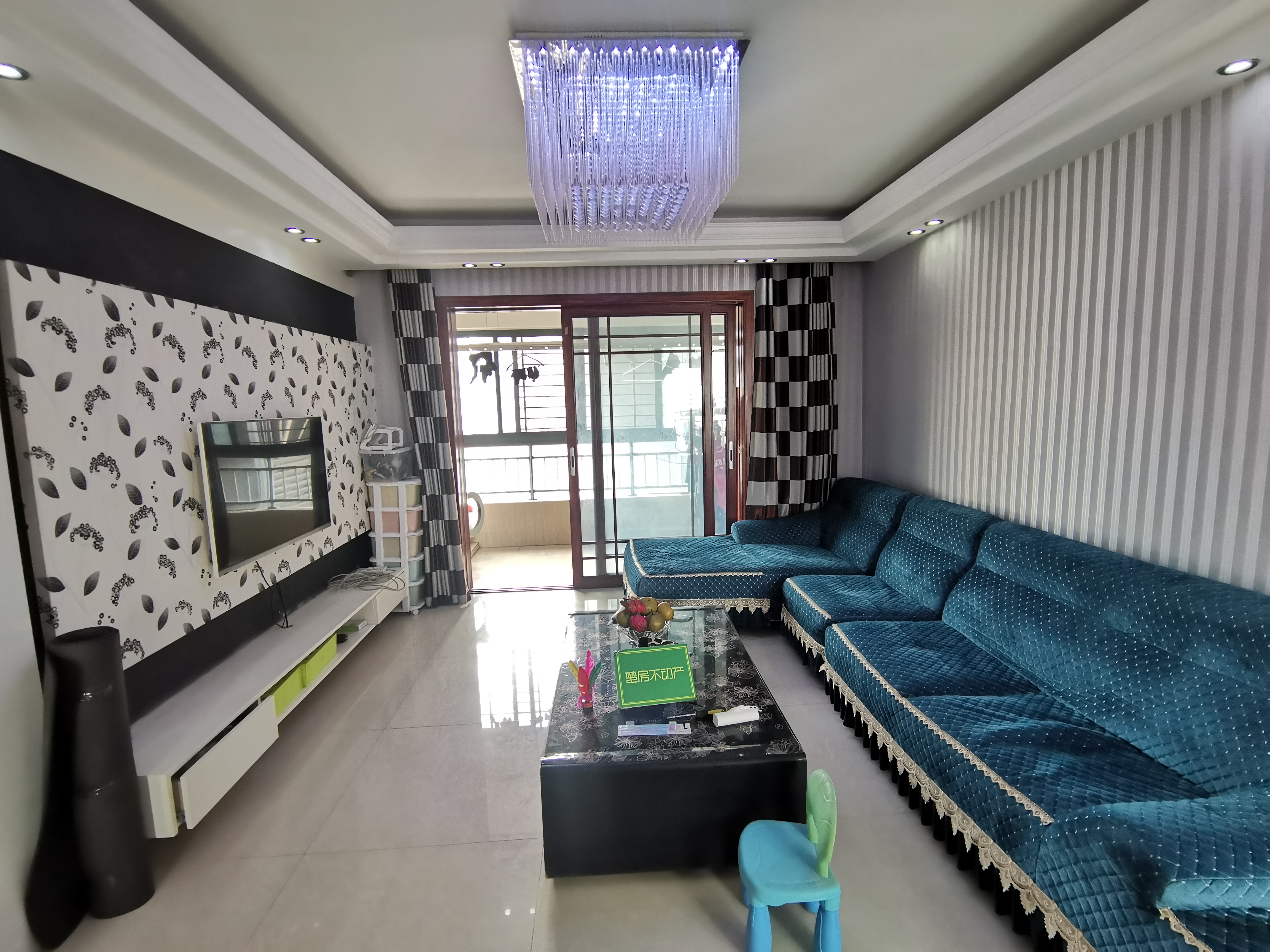 御景名邸精装三房两卫，中间好楼层，家里保养的非常好，户型通透诚意出售