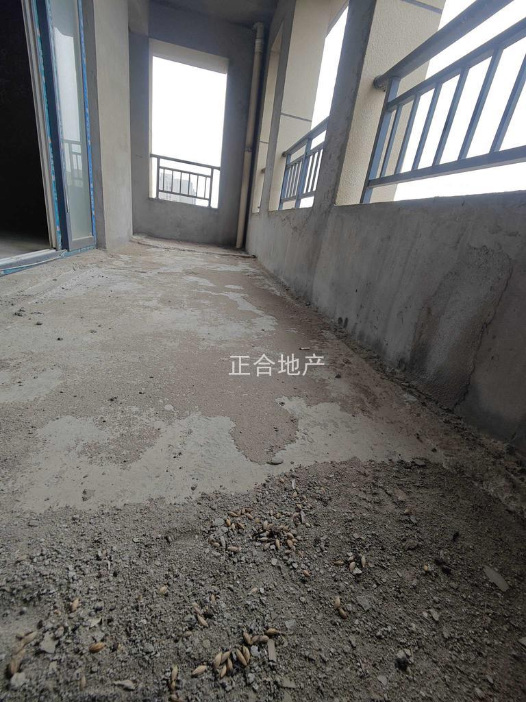 城南，新三中旁，元泰未来城，超大转角阳台，大平层，单价4800，送车位一梯一户,