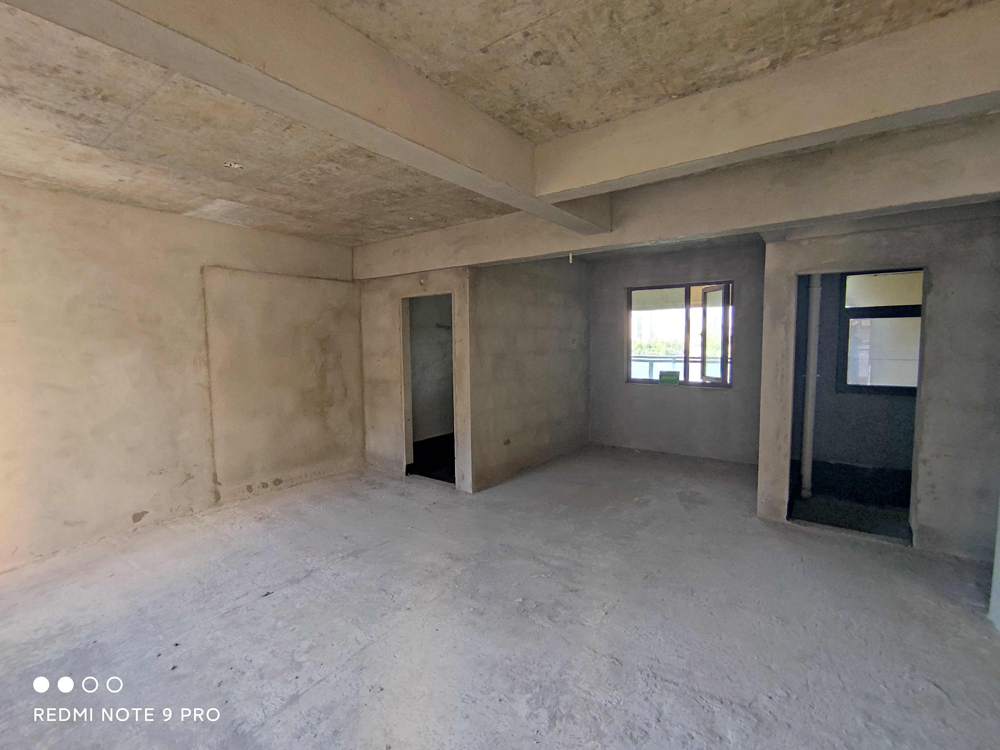 绿地香格里拉电梯好楼层毛坯三房两卫环境优美价格便宜急售