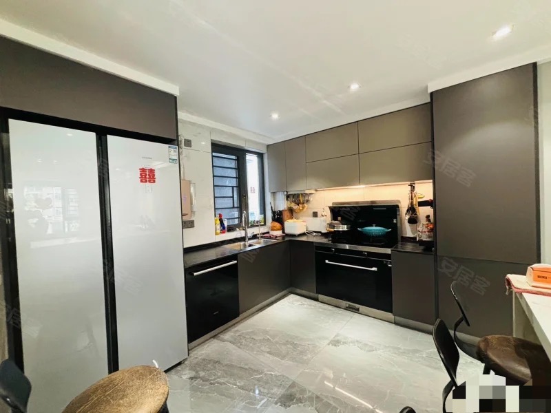 吾悦旁，蓝天新城，送200平大露台❗️送车位​，精装三房两卫，全屋品牌家具家电，成色9.9新，全屋暖气片，证满二