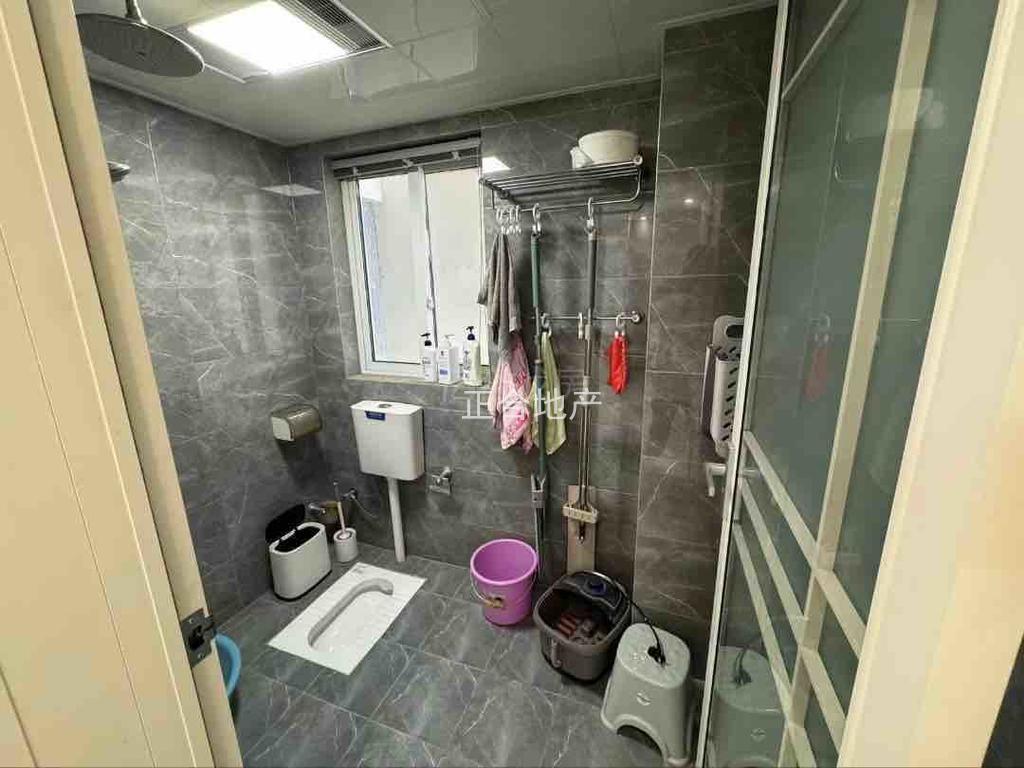 仙桃江滩公园旁，电梯小高层，9.9成新，精装三室两厅两卫，南北通透