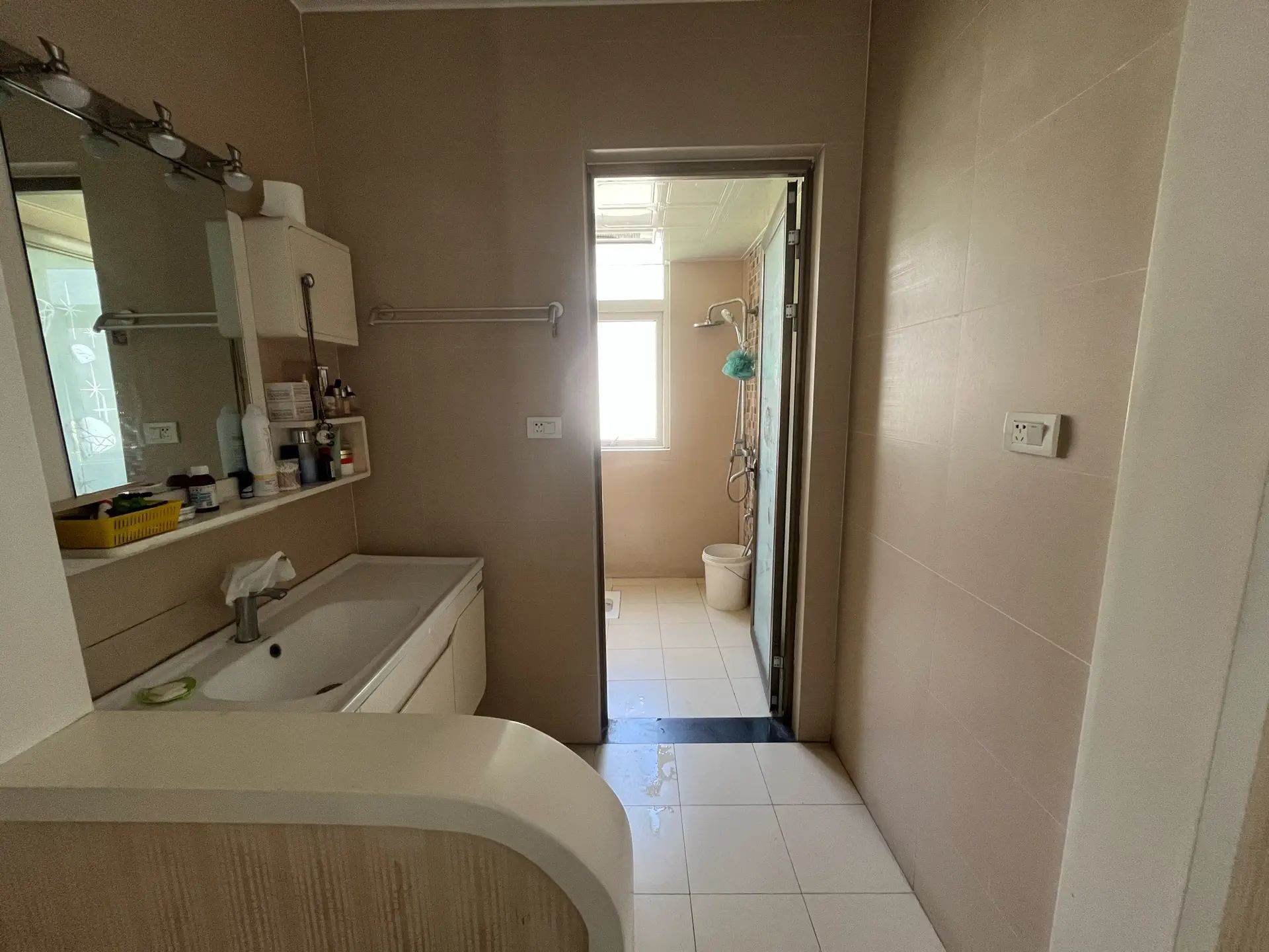 城西中央华府精装三房，小高层，房子保养还可以，中央空调，拎包入住