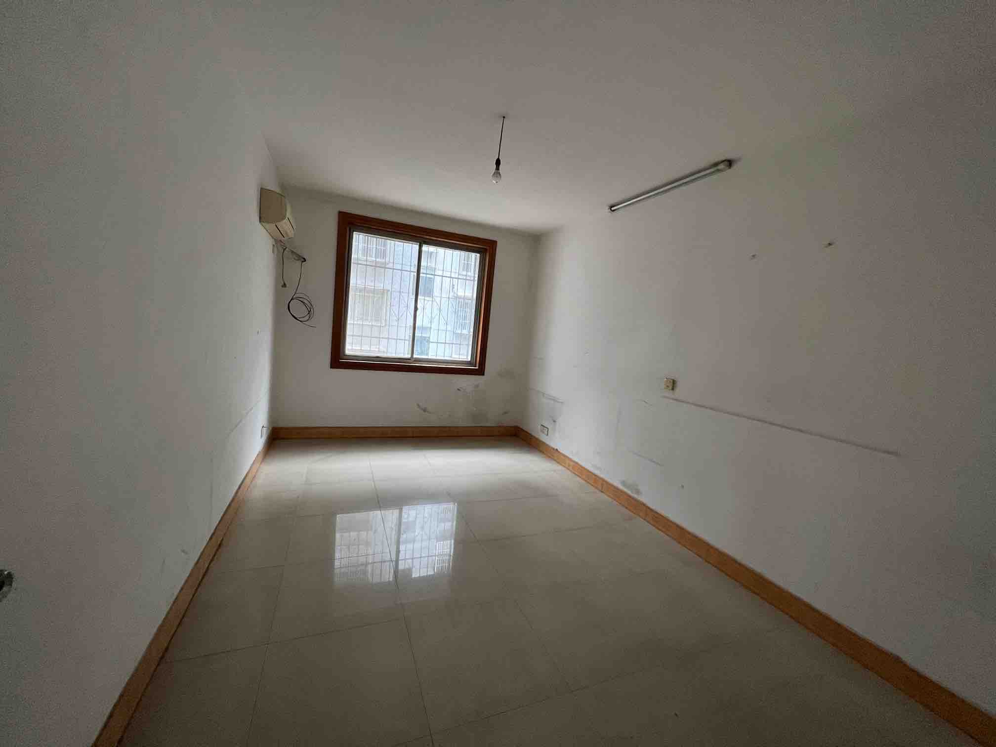 降价了，实验高中旁，步梯二楼，简装修，南北通透，证满二