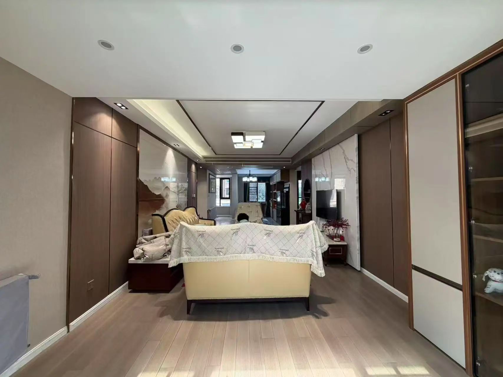 绿地香格里拉，豪装复式，五房四厅三卫，带院子、车库和路面车位，房东诚心出售