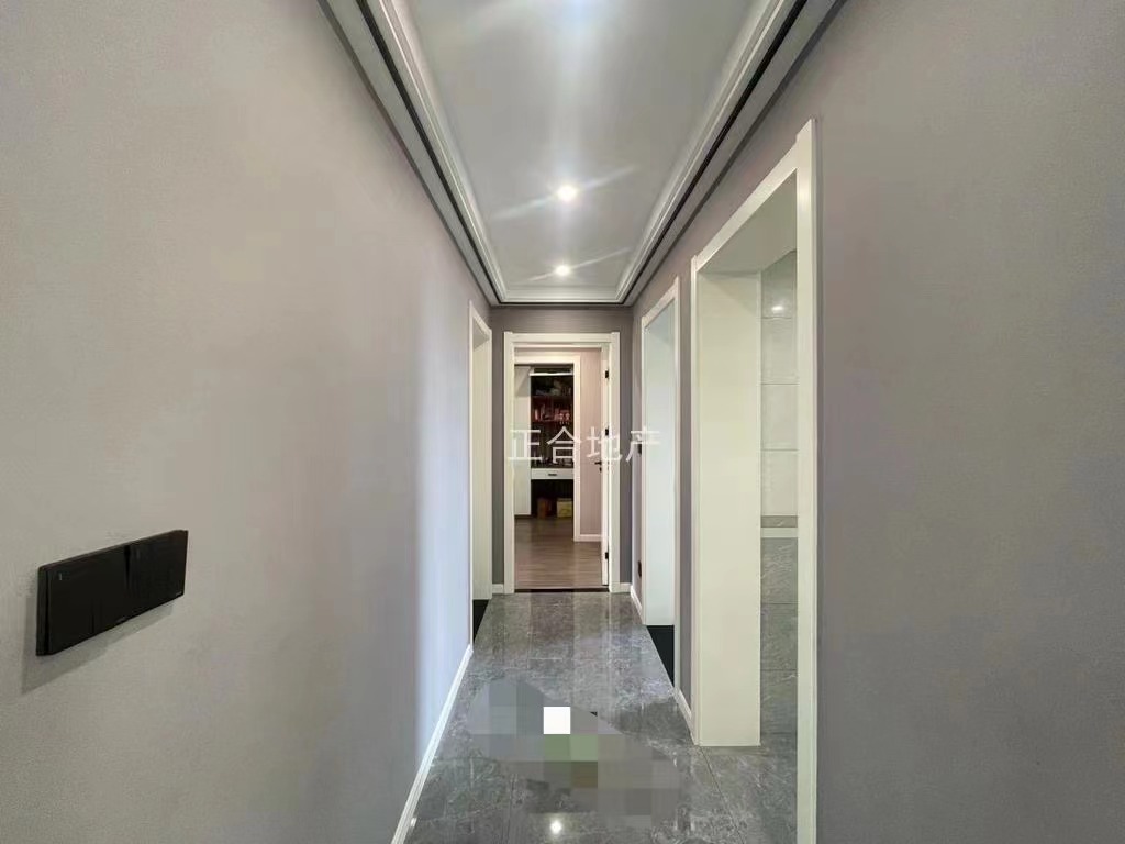 167，急售，森林国际，湖景房，双阳台，精装三房，9成新，电梯中层，满二