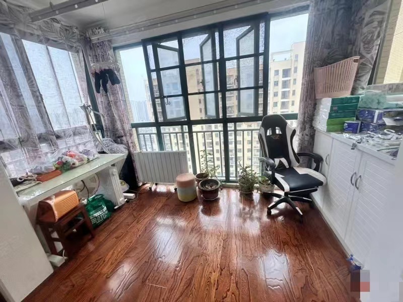 急售，新街，电梯好楼层，大平层25楼，单价5200，精装大三房两卫，全屋中央空调，证满二