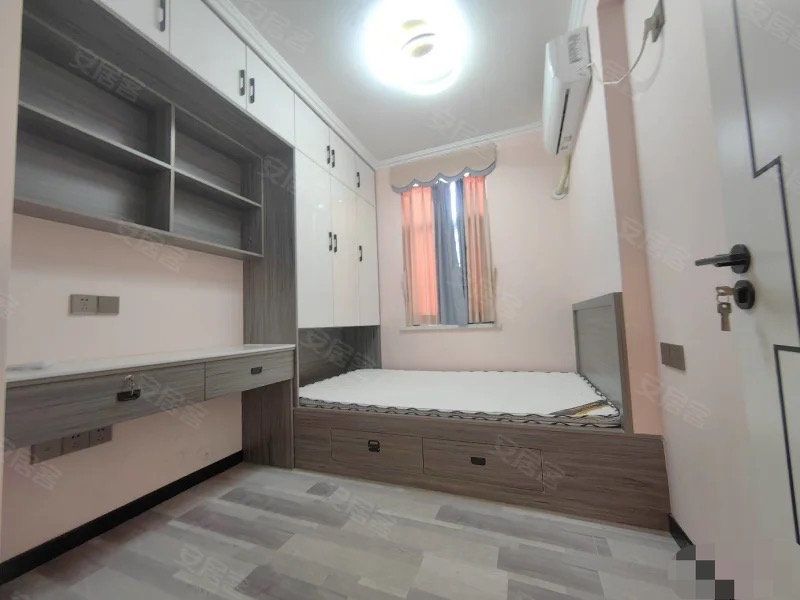 城南，新天地旁，精装复式2房2卫，99新装修，家具家电齐全拎包入住，满二，好楼层