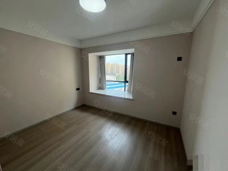 ​城南，御湖世家，电梯15楼，证满二​，全新精装三房，边户，送车位，好楼层