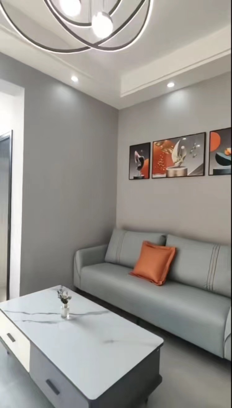 商城附近老三中旁， 有院子，有停车位， 步梯中层，精装修三房房，价格美丽，包营业税