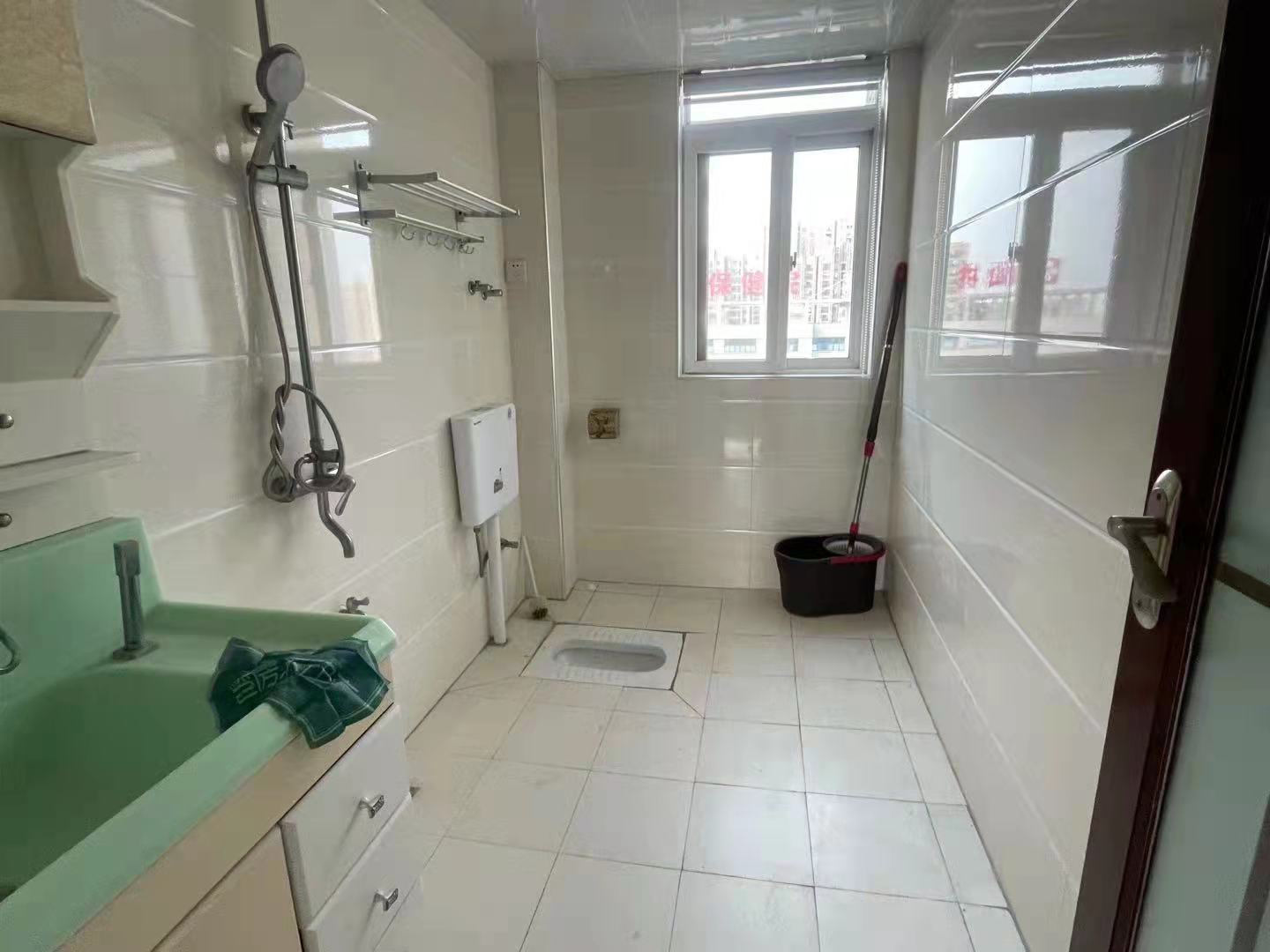 世纪雅园精装三房，户型通透采光好