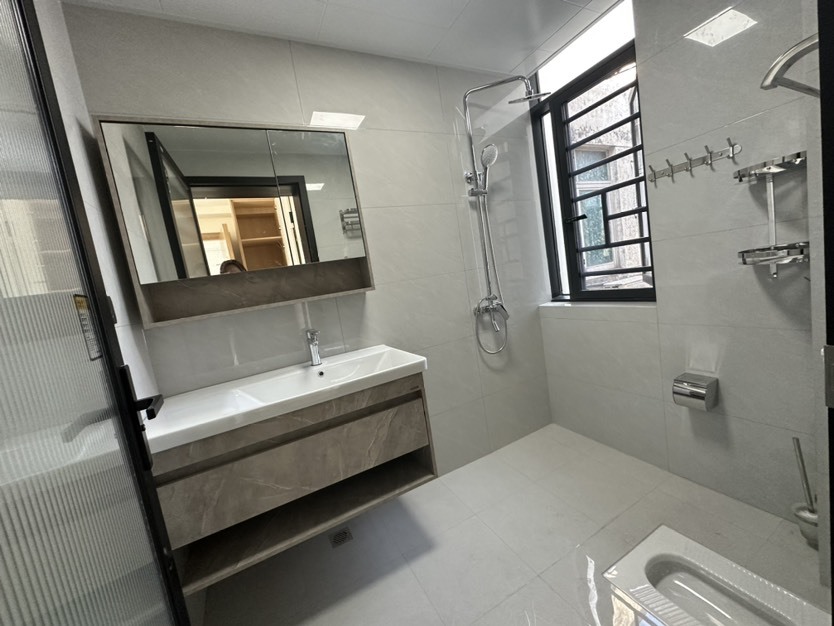 急卖，沔州晓学里，带电梯，单位宿舍楼，好停车，全新装修，顶楼上面还有一层斜坡屋顶