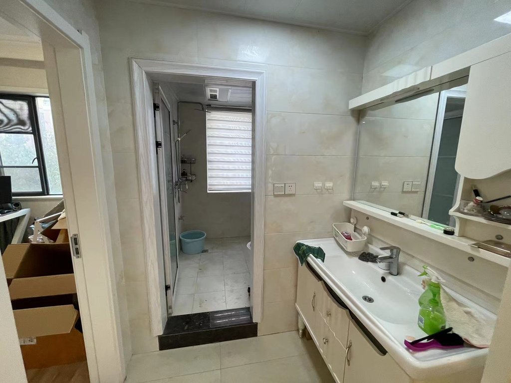 绿地香格里拉，小区环境好，大阳台。保养新，看房方便，拎包入住