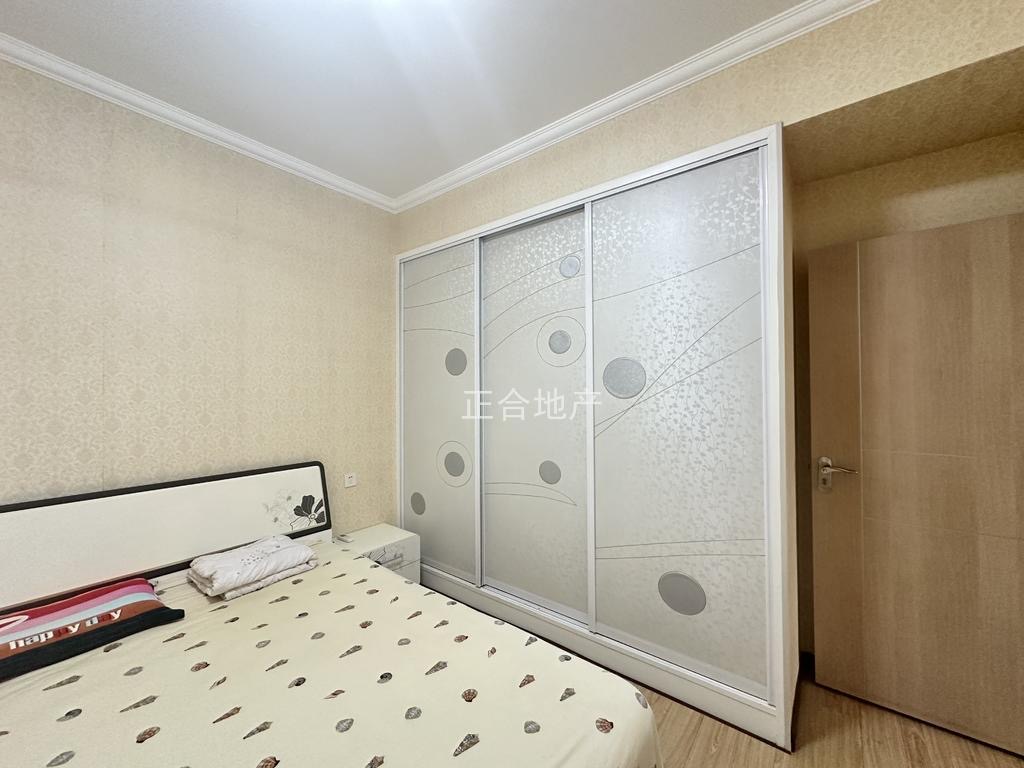 业主诚心出售，三丰鼎城，小高层，精装三房，中间楼层，成色还可以，满五，拎包入住