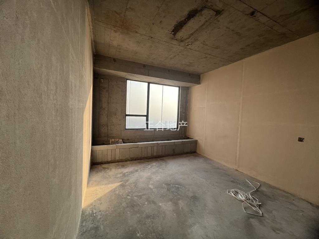 城南，吾悦华府现房，毛坯3房2卫，中户，中高楼层，房东包满二过户