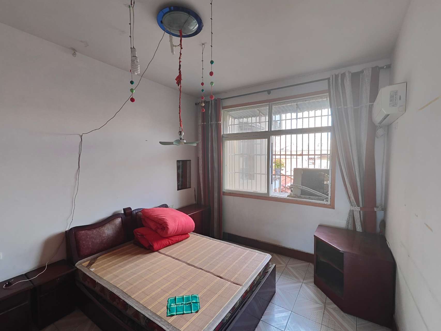 商城后面红旗电影院附近，步梯好楼层三个房间，便宜的吓人