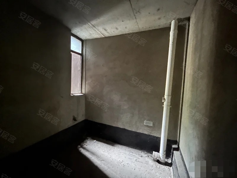 152，房东亏本诚心急售，绿地香格里拉，花园复式单价3800，快来捡漏174平，户型方正