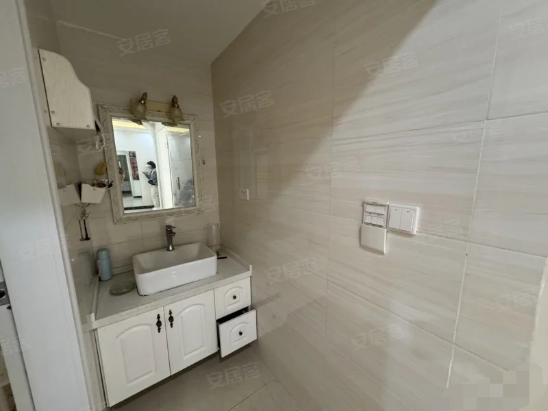 降价了，降价了​房东急售，城南，福星城，精装修大两房，单价4100，证满两年，税费低，证满二