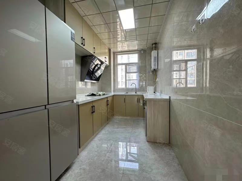 降价了，房东急售，沔阳公馆，9成新，边户，电梯好楼层17楼，精装三房两卫，证满两年。