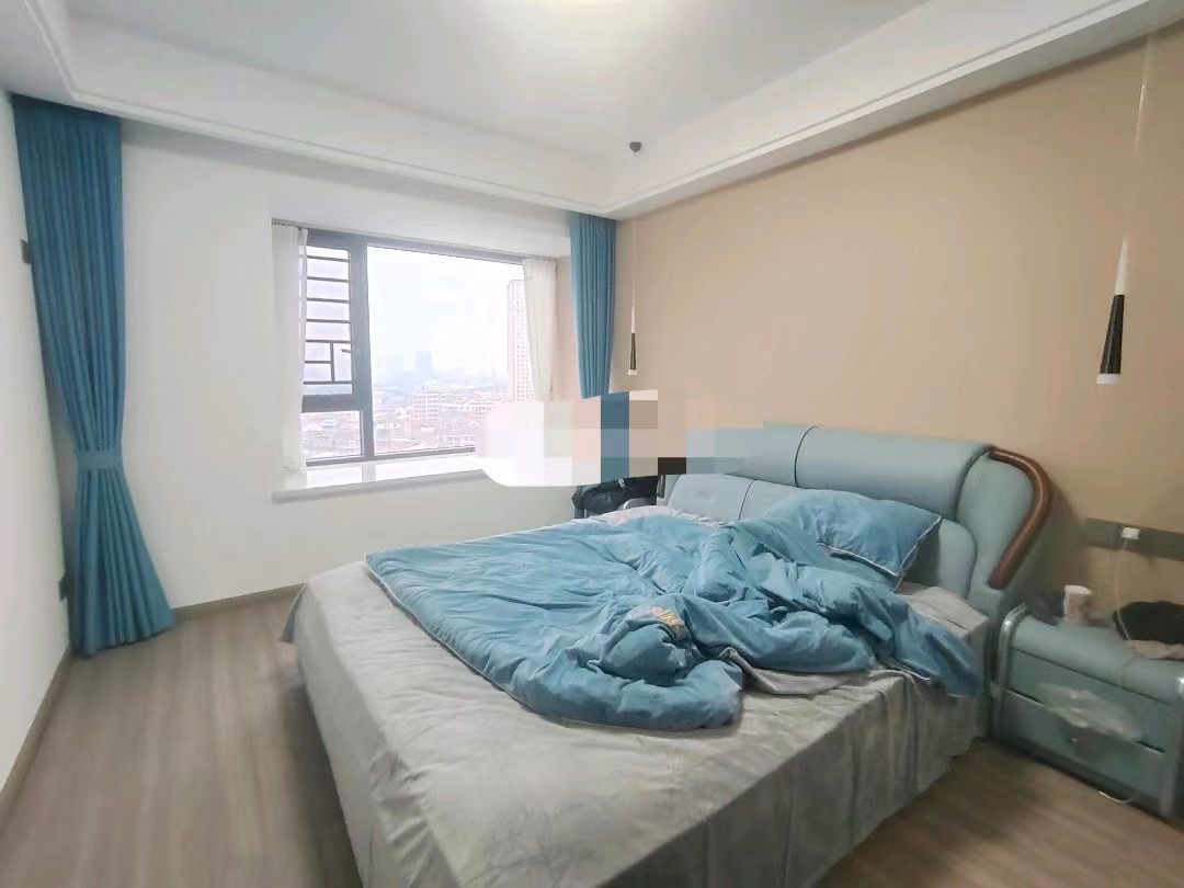 296，房东诚心出售，御湖世家，精装大三房，单价5字开头，装修成色新，中间好楼层