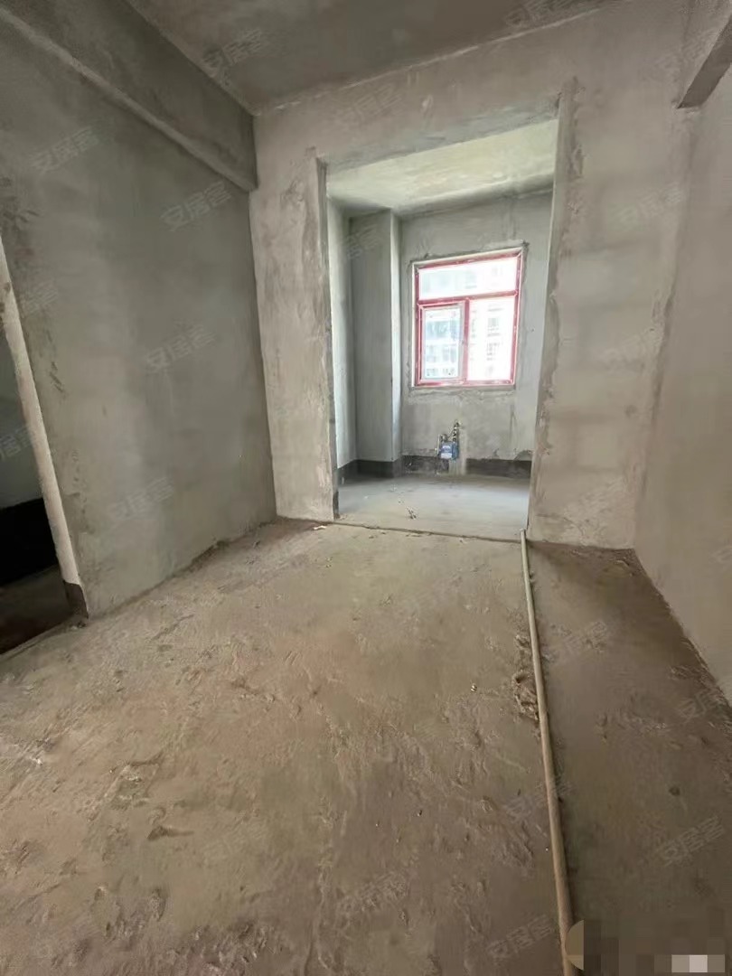 16，风和日丽，单价4800，毛坯急售，房子带一个入户花园，电梯好楼层，码上满二