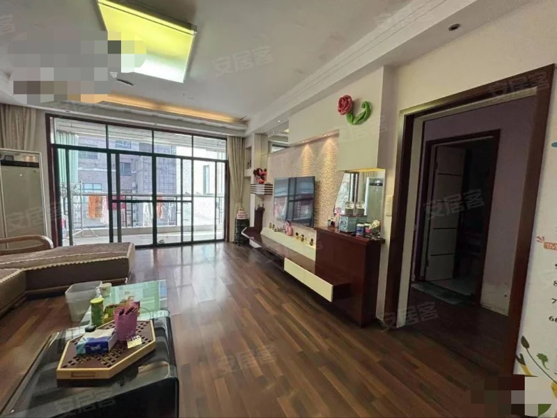 武商附近，步梯3楼，龄新，精装3房2卫，单价3000，成色新，南北通透