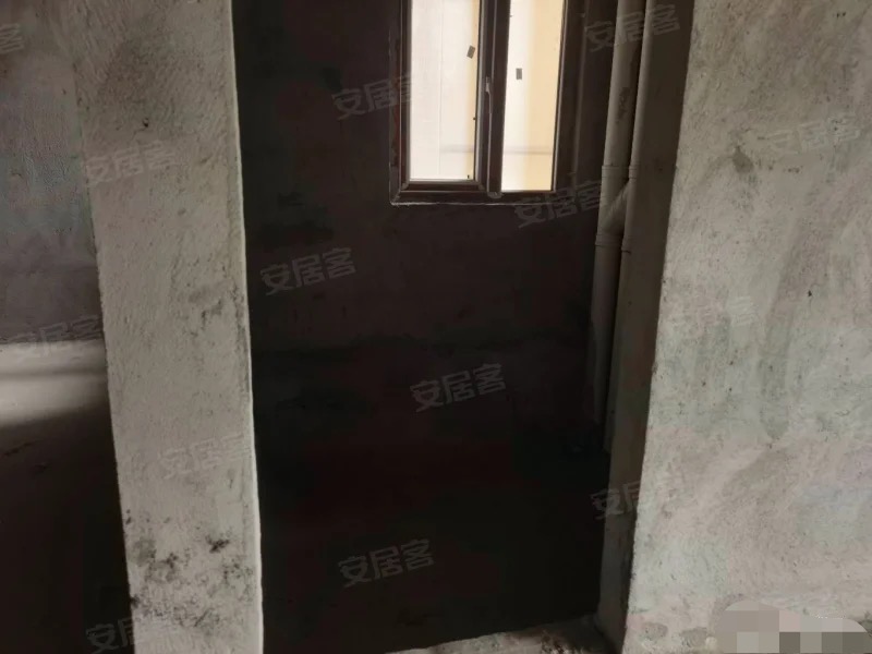 305，捡漏！捡漏！单价4700，沔阳公馆，中间楼层，两梯三户，证件满二