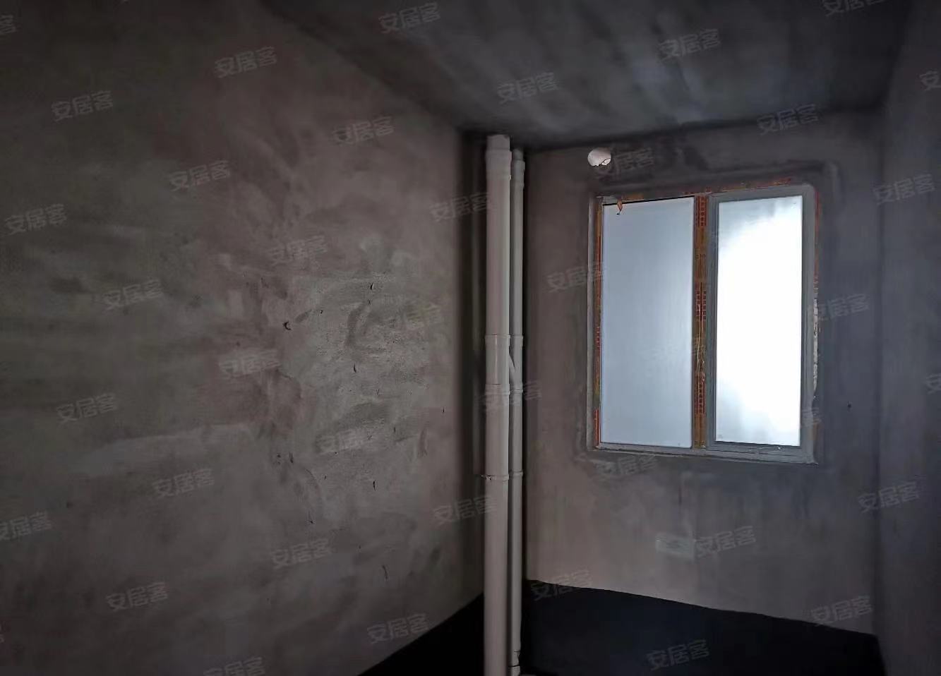 亏，业主急售，三开间朝南，户型好，满二，出门新三中