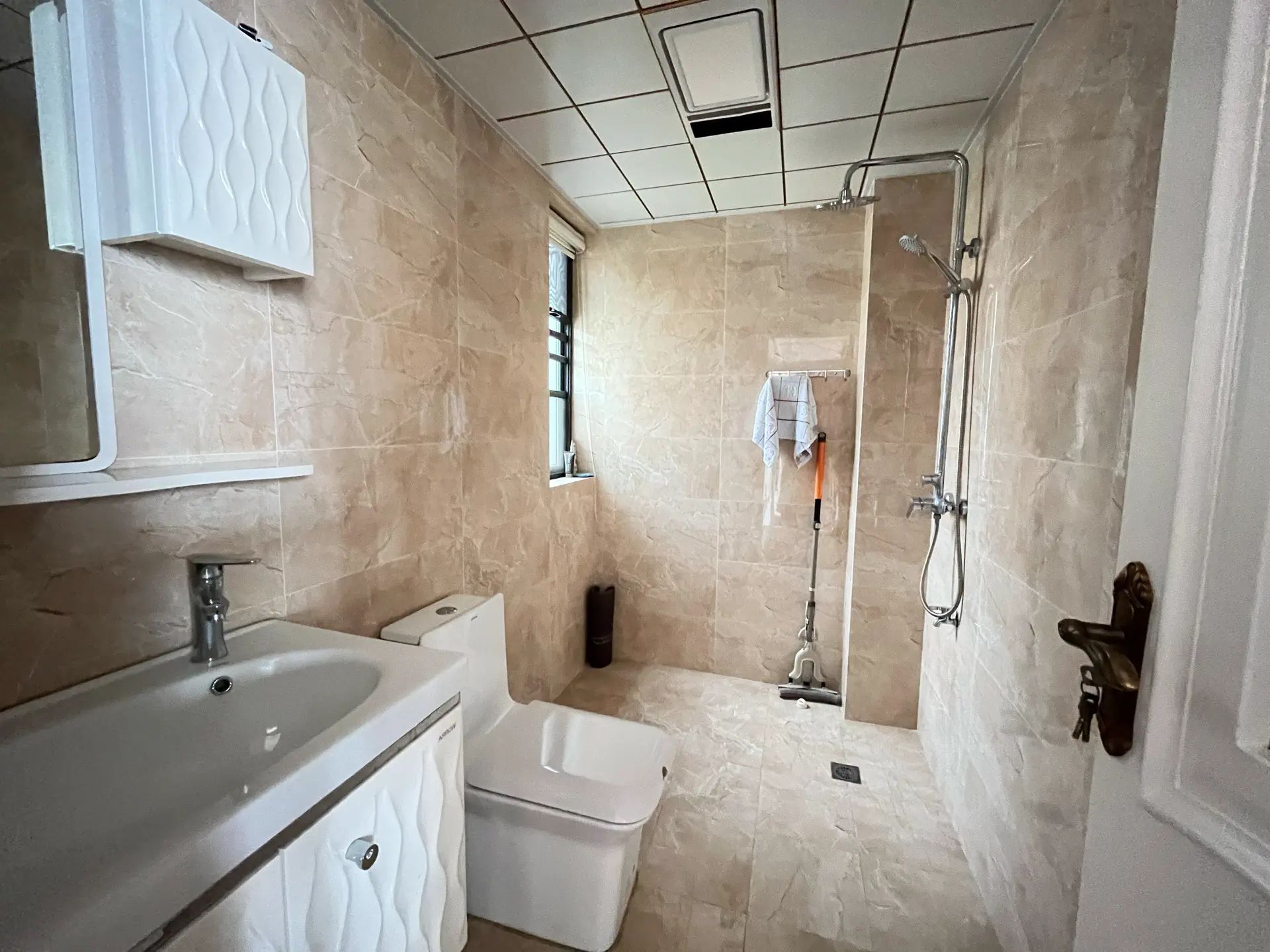 城东流潭公园旁，公园世家hao装100个小高层顶复，家电全送