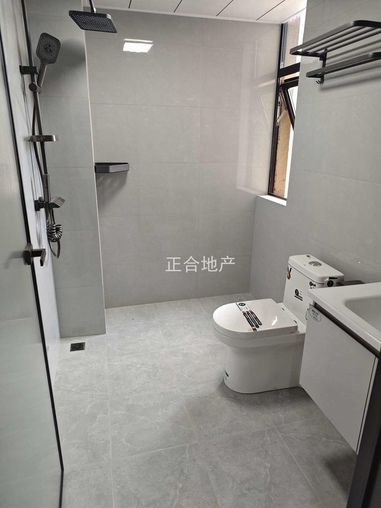 城南，御湖‬世家，边户，电梯好‬楼层，精装3房2卫，车位，诚心出售，证满二